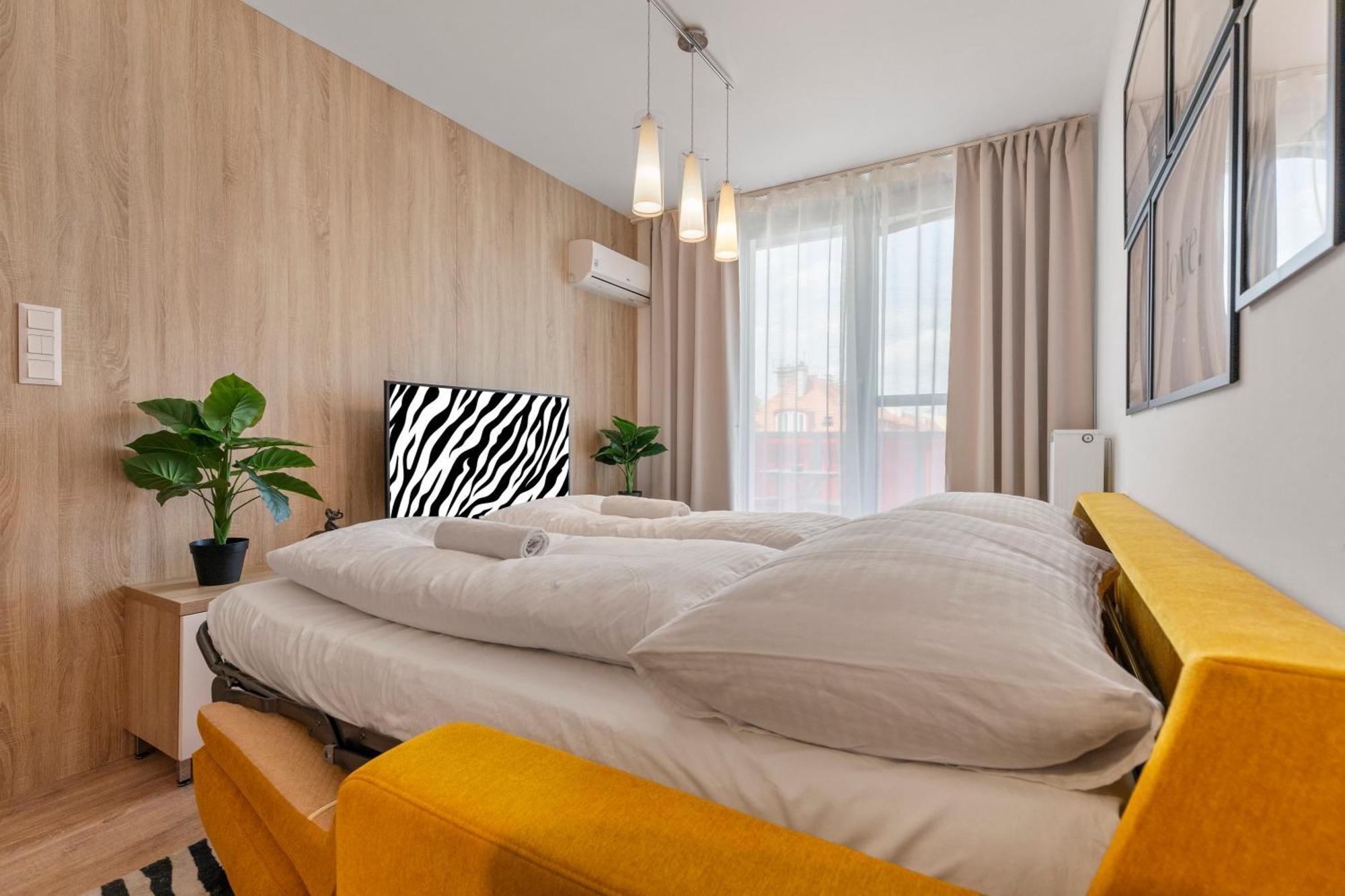Lam Safari - Balcony - Ac - Free Parking Apartamento Bratislava Exterior foto